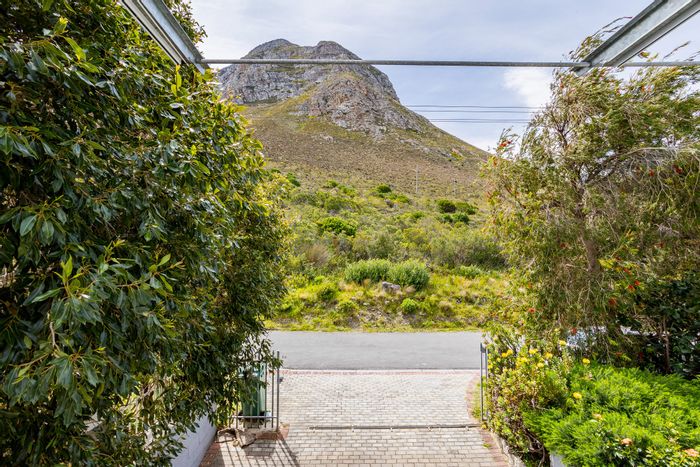 Voelklip House For Sale: Dual living, 4 beds, 3 baths, spacious yard.