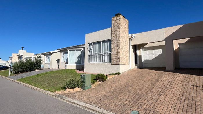 Heiderand House For Sale: 3 bedrooms, spacious lounge, built-in braai, pet-friendly.