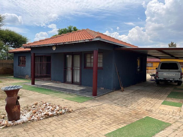 Ikopeleng House For Sale: 2 bedrooms, carport, braai area, lush garden.