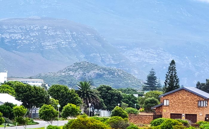 For Sale: Spacious 7-bedroom house in Westcliff with pool and flatlet.