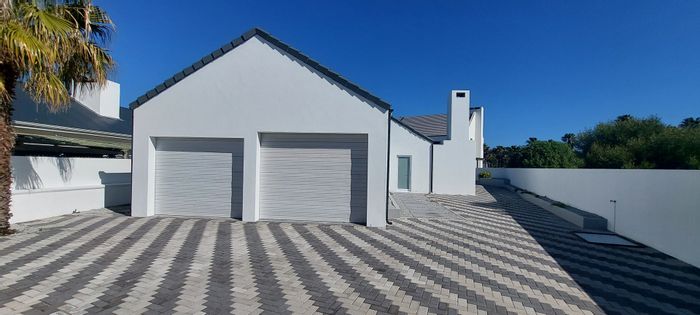 For Sale: House in Golden Mile with beach access, spacious yard, and double garage.