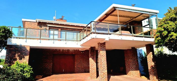 Middedorp House For Sale: 6 Bedrooms, beach proximity, entertainment deck, ample parking.