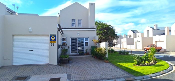 3-Bedroom House For Sale in Country Club with indoor braai and garage.
