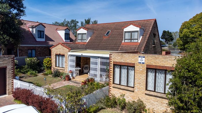 For Sale: Versatile Townhouse in Dormehls Drift with 3 Bedrooms and Flexible Layout.