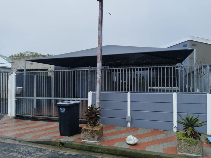 Brooklyn Townhouse For Sale: 3 Bedrooms, Open Kitchen, Garage Converted to Flat.