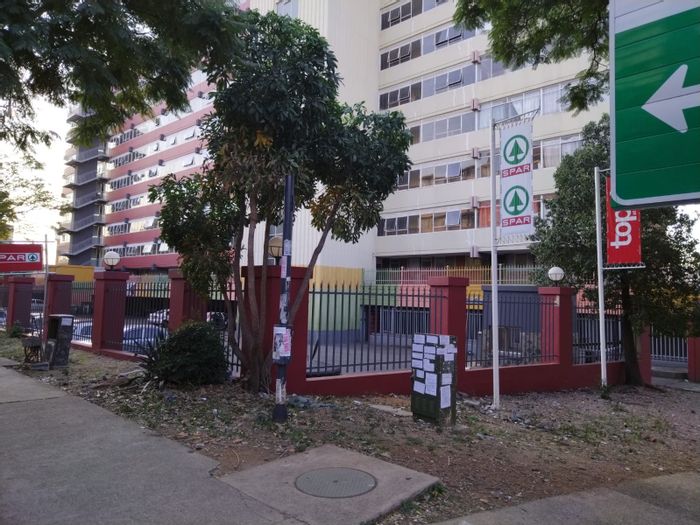 Sunnyside Apartment For Sale: 3 bedrooms, parking, near shopping and universities.