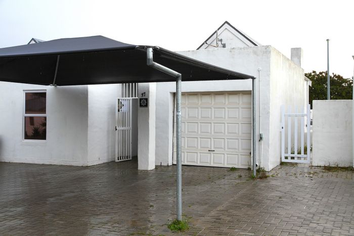 House For Sale in Velddrif Central: 3 Bedrooms, indoor braai, secure parking.