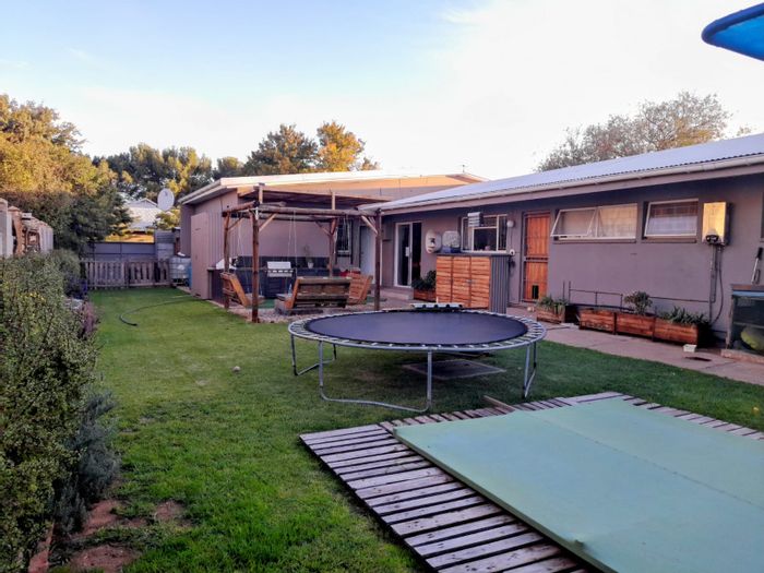For Sale: House in West Bank with dual living, pool, and spacious garden.
