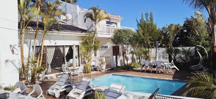 For Sale: Guest House in Country Club with 8 Bedrooms, Pool, and Spa.