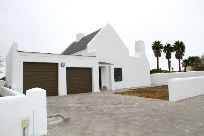 Laaiplek House For Sale: 2 Bedrooms, double garage, indoor braais, low-maintenance garden.
