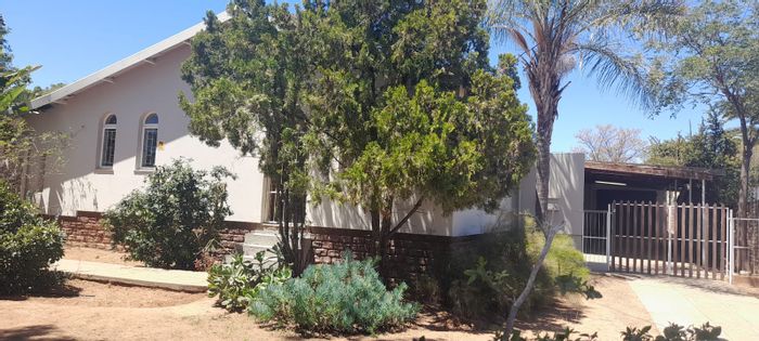 Spacious 4-bedroom house in Oudtshoorn North with outdoor braais and vineyards. For Sale.