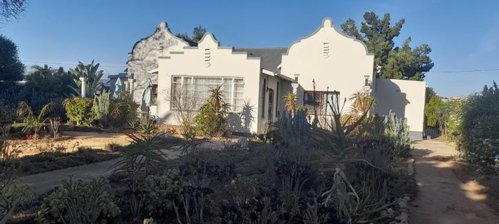 Karoo-style house for sale in West Bank with spacious rooms and development potential.