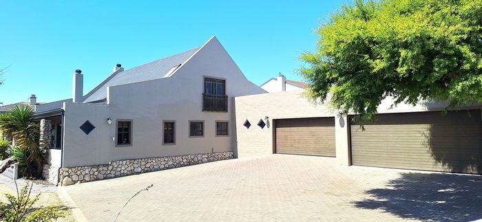Myburgh Park House For Sale: 3 beds, solar panels, spacious plot, entertainment areas.