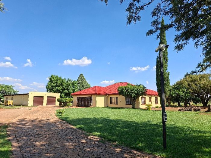 Homestead Apple Orchards House For Sale: Spacious home, pool, security, and potential upgrades.