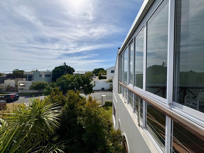 Voelklip House For Sale: Sea views, 3 bedrooms, 2 parking, spacious living areas.