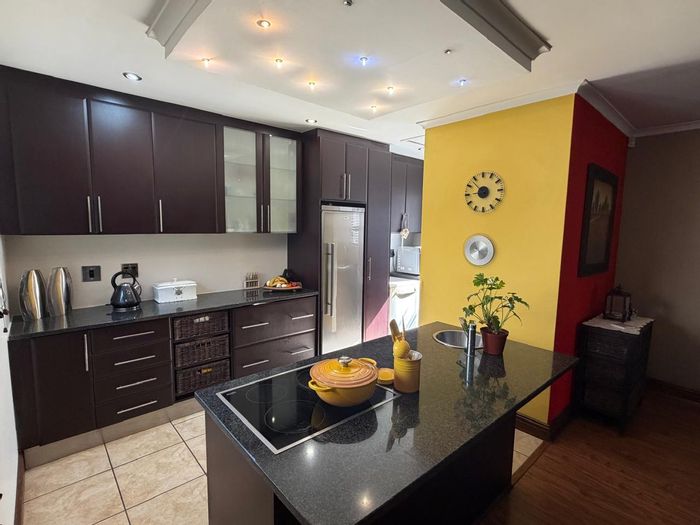 For Sale: House in Sonkring with pool, braai room, and ample parking.