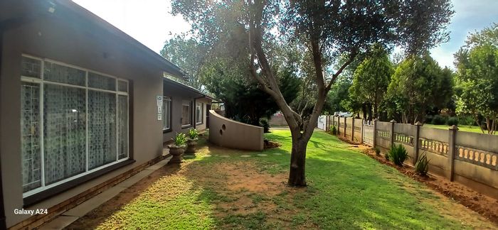 For Sale: House in Hennenman Central with 3 beds, flatlet, borehole, and lapa.