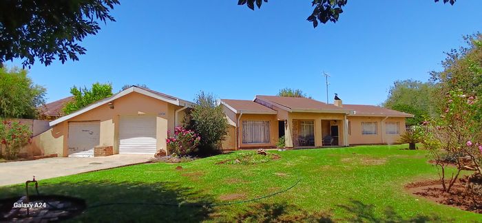 For Sale: House in Hennenman Central with 3 beds, pool, and entertainment patios.