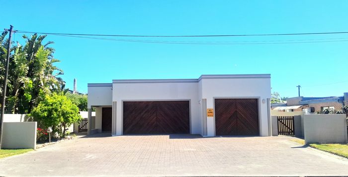 Beachfront house in Middedorp for sale, featuring rooftop deck and triple garage.