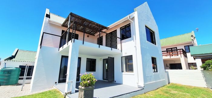 For Sale: House in Country Club with lagoon views, pool access, and spacious living.