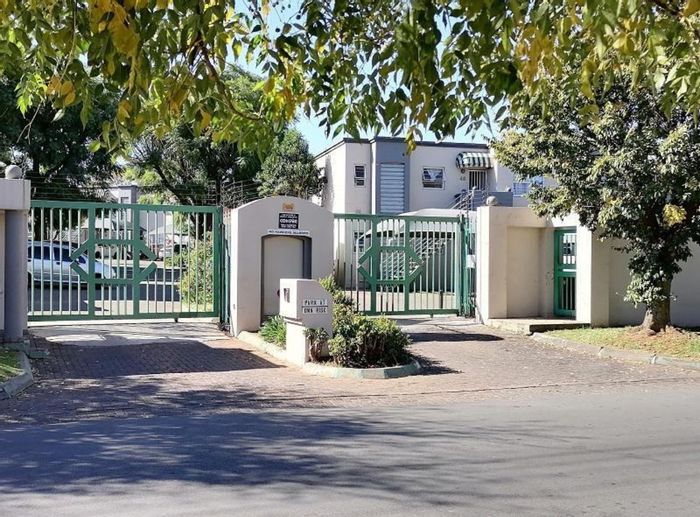 Wychwood Apartment For Sale: 1.5 Bedrooms, Pool, Security, Convenient Location.