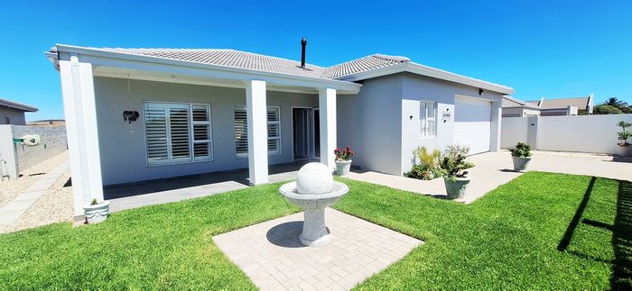For Sale: House in Country Club with pool, garden, and solar power.