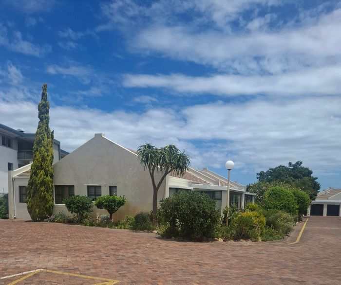 For Sale: 3-Bedroom Apartment in Bizweni with communal pool and support services.