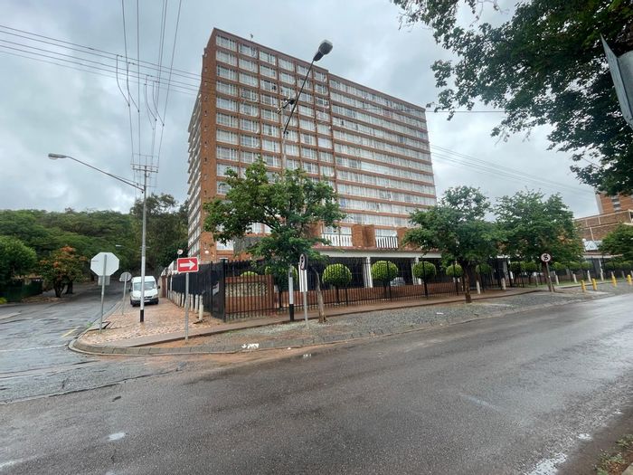 Apartment For Sale in Gezina: Open-plan living, covered garage, no load shedding.