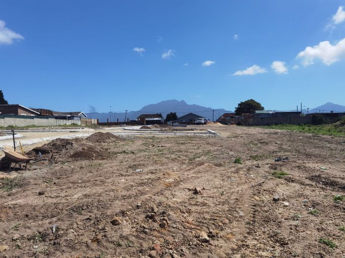 Vacant Land Residential in Pacaltsdorp For Sale: Mountain views, approved plans, no levies.