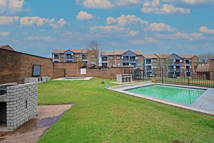 For Sale: Apartment in Vorna Valley with pool, garage, and 24-hour security.