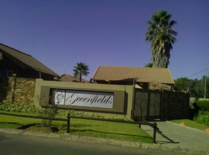 Isandovale Apartment To Rent: Furnished, secure complex, pool, close to amenities.