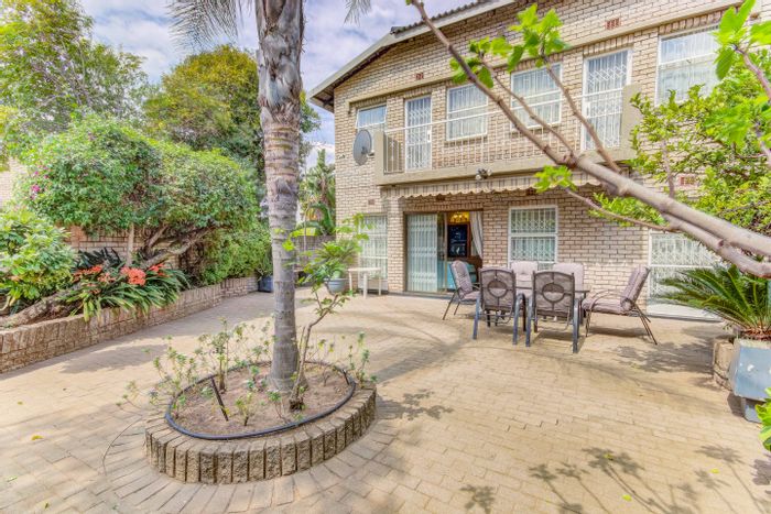 For Sale: Spacious Bruma Townhouse with pool, garden, and double garage.