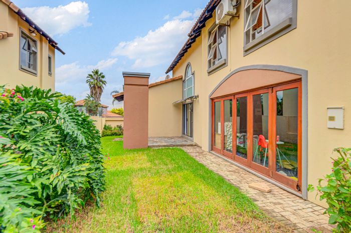 Glen Marais House For Sale: 3 Bedrooms, study, pet-friendly garden, double garage.