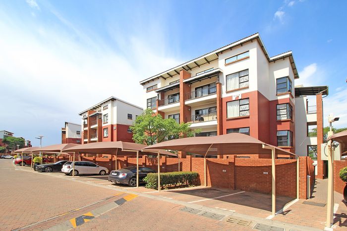 For Sale: Apartment in Greenstone Hill with pool, gym, and security features.