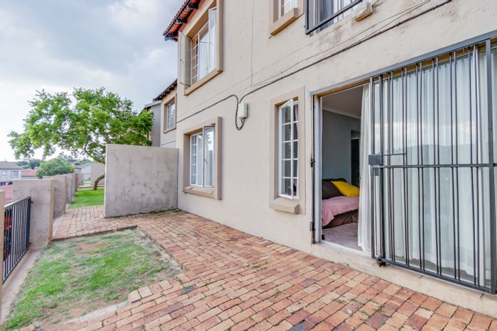 Wilgeheuwel Apartment For Sale: 2 Bedrooms, communal garden, 24-hour security, great location.