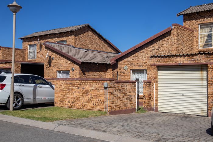 Honeypark Townhouse For Sale: 2 bedrooms, wrap-around garden, loft, secure complex amenities.