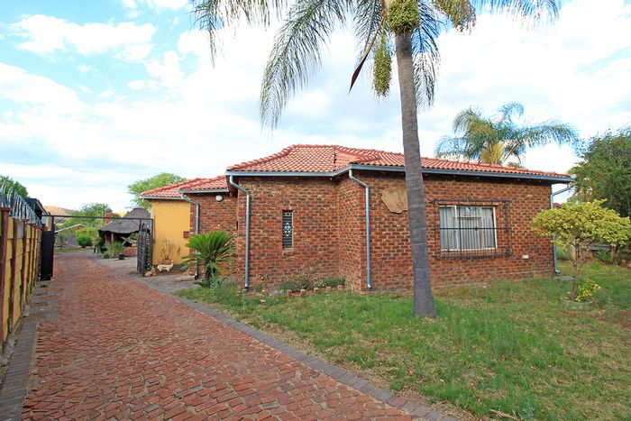 Claremont House For Sale: 4 Bedrooms, Borehole, Large Garden, Convenient Location.