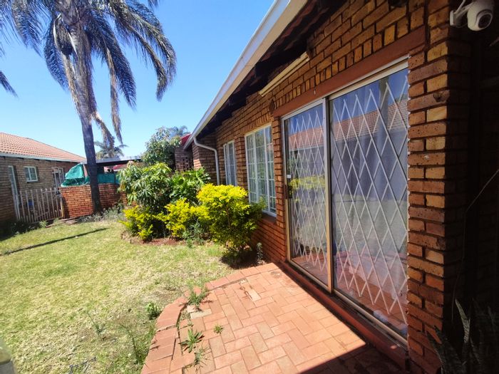 House For Sale in Hesteapark: 2-bed, private garden, double carport, great potential.