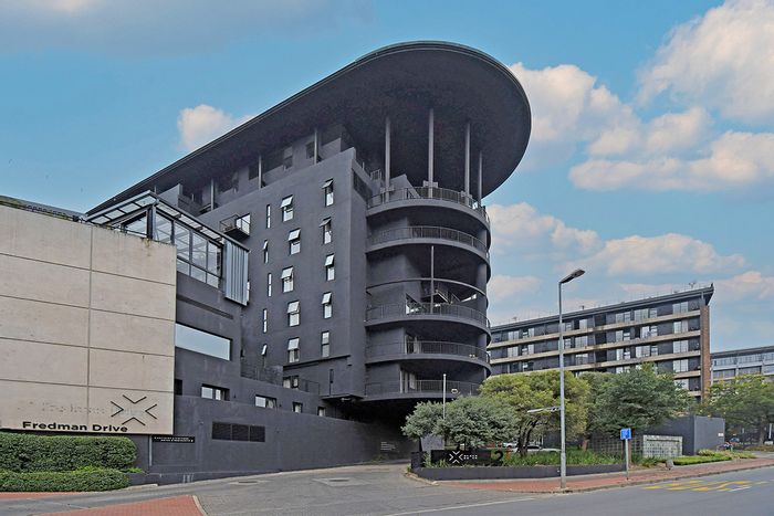 For Sale: Apartment in Sandown with gym, rooftop pool, and dedicated parking.