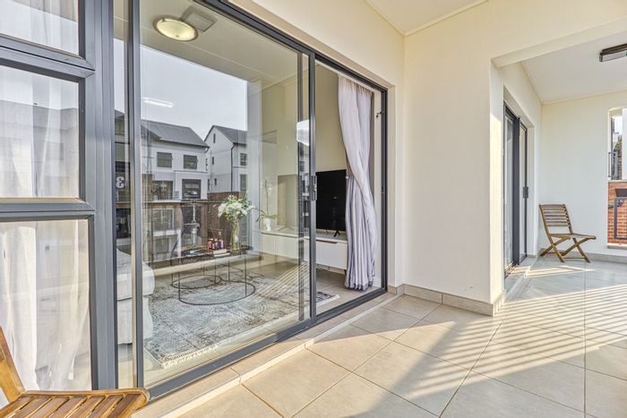 For Sale: Apartment in Linbro Park with pool, gym, and restaurant access.