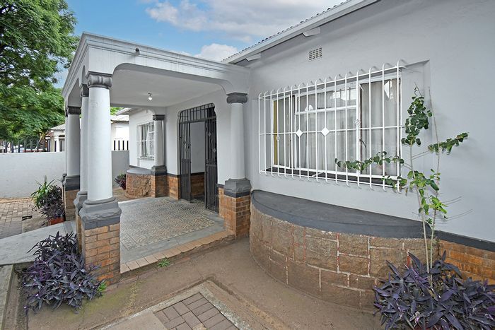 Yeoville House For Sale: 3 Bedrooms, rental income potential, large garden.