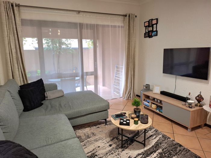 Sunninghill Apartment For Sale: 1 Bed, Private Garden, 24/7 Security, Communal Amenities.