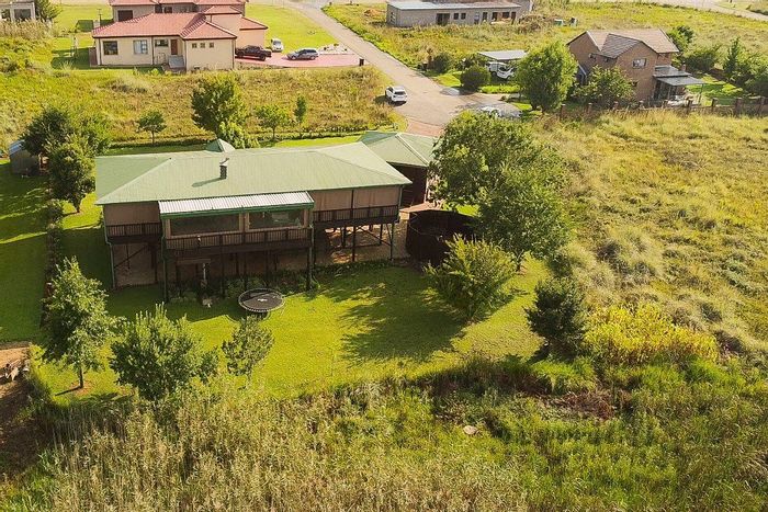 For Sale: House in Summer Place Estate with jacuzzi, large garden, and amenities.