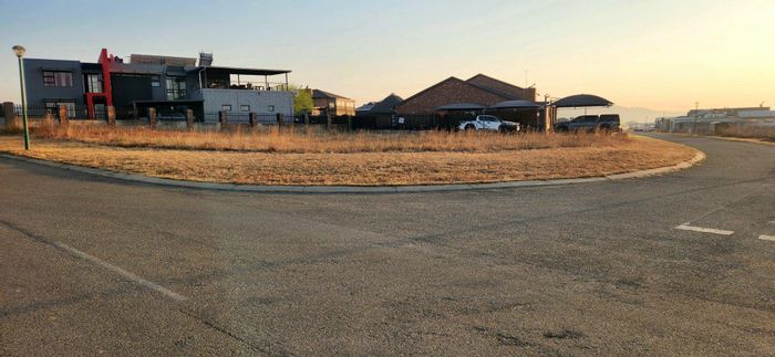 Vacant Land for Sale in Summer Place Estate with Waterfront Access and Amenities.