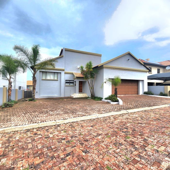 For Sale: 3-bedroom house in Kungwini Country Estate with braai area and dam access.