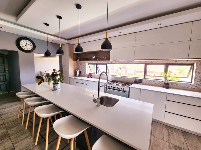 For Sale: House in Kungwini Country Estate, 6 bedrooms, pool, dam views.