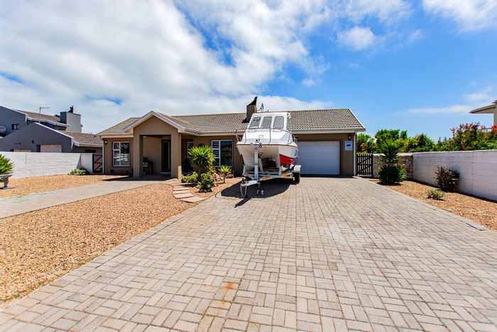 3-Bedroom House For Sale in Country Club with Braai Room and Double Garage.