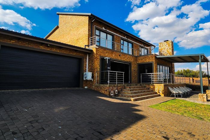 For Sale: House in Summer Place Estate with pool, security, and community amenities.