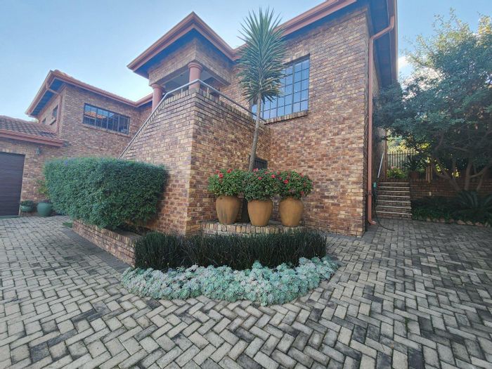 House for Sale in Bronkhorstbaai Dorp: 3 Bedrooms, solar system, garden, guest suite.