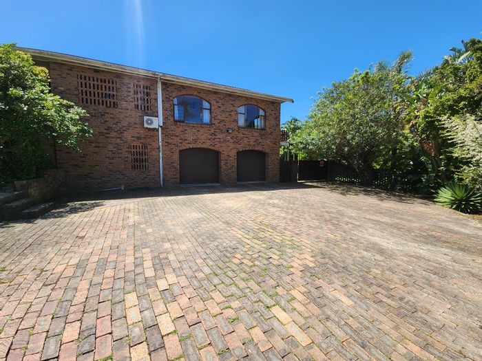 For Sale: Spacious 5-bedroom house in Swellendam Central with pool and garage.